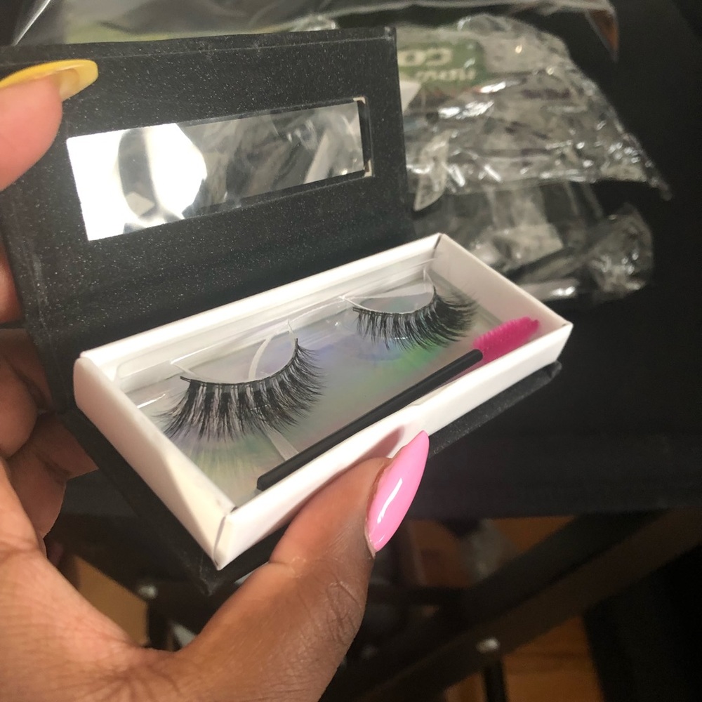 Lashes - Picture 2 of 3